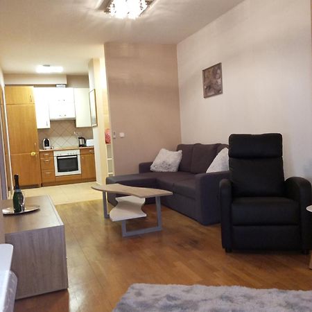 Zen Apartman Budakalasz Bagian luar foto